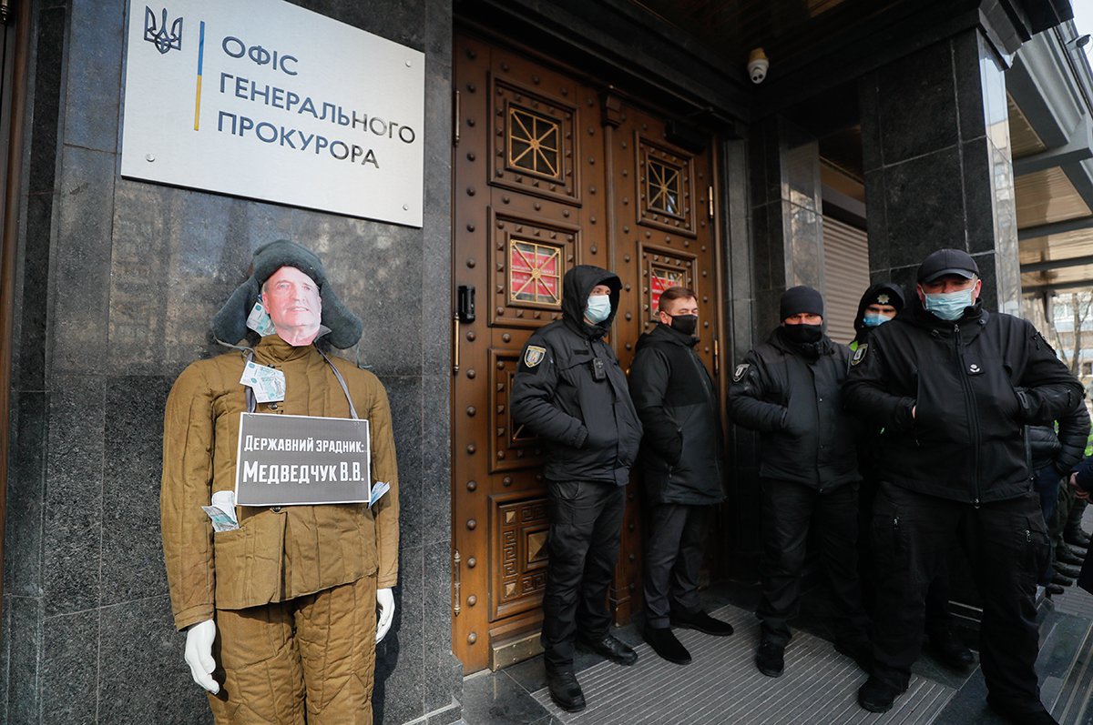 Чучело Виктора Медведчука с плакатом «Государственный предатель». Фото: EPA-EFE