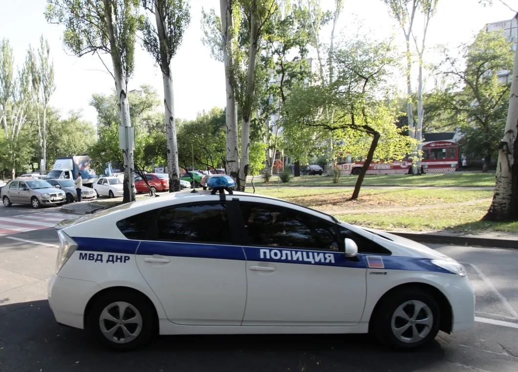 Полицейский автомобиль на одной из улиц в Донецке. Фото: РИА Новости