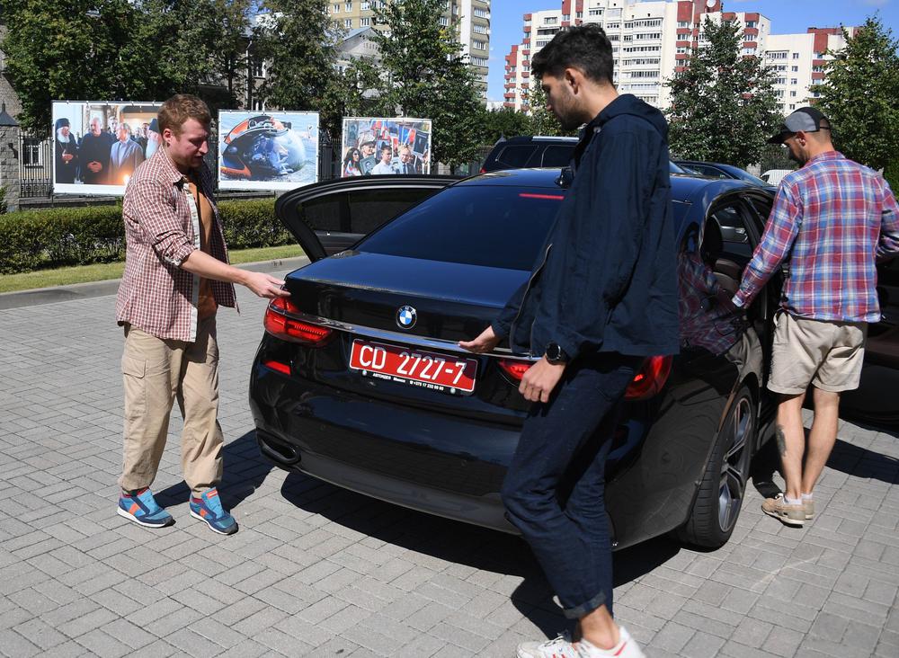 Российские журналисты, задержанные летом 2020 года при освещении протестов в Беларуси, садятся в машину российского посольства. Фото: РИА Новости