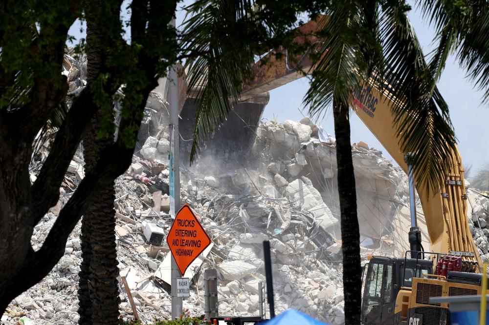 Экскаватор разгребает завалы рухнувшего жилого дома во Флориде, 8 июля. Фото: Anna Moneymaker / Getty Images