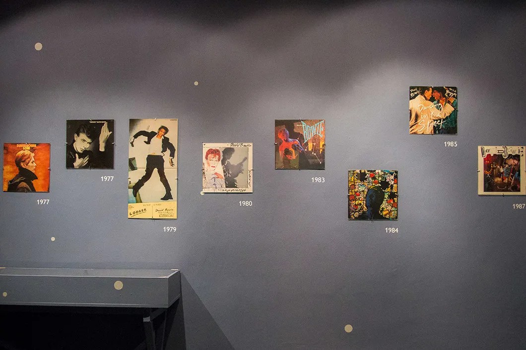 Выставка «Дэвид Боуи. Человек, который упал на Землю» в Центре фотографии Братьев Люмьер. Фото: Светлана Виданова, для «Новой»