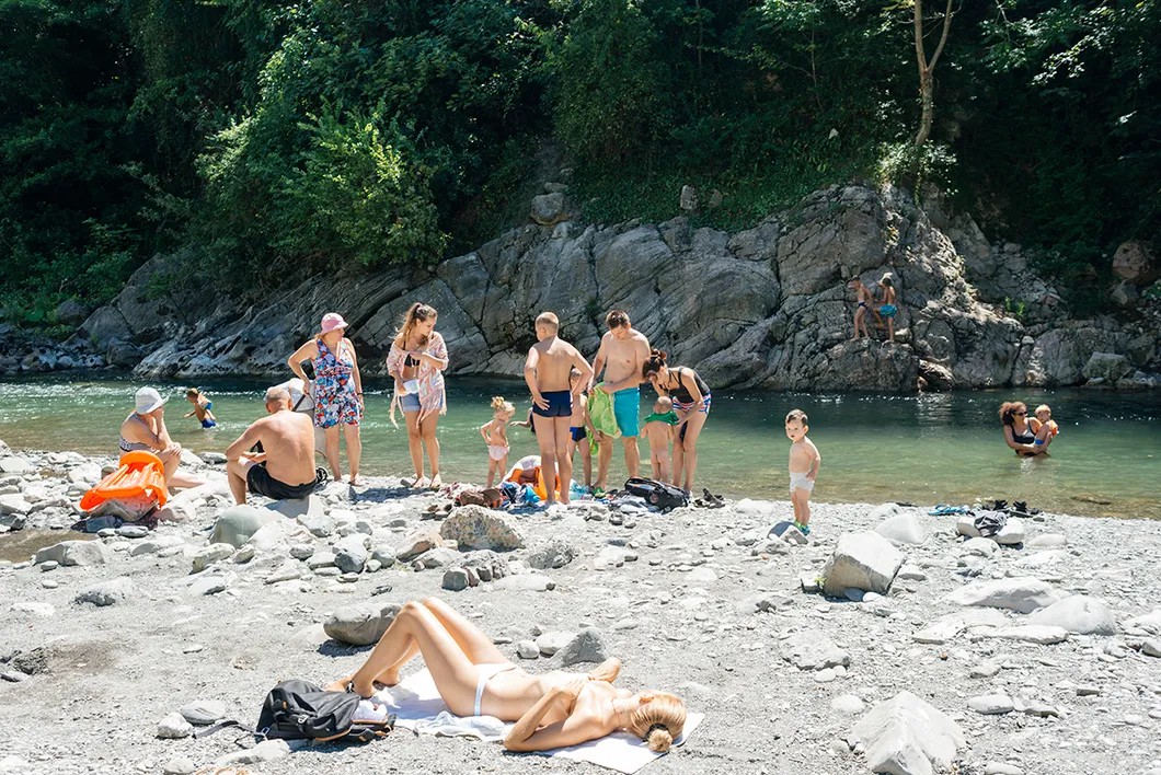 Туристы и местные жители отдыхают на берегу реки Сочи.Фото: Михаил Мордасов, специально для «Новой»