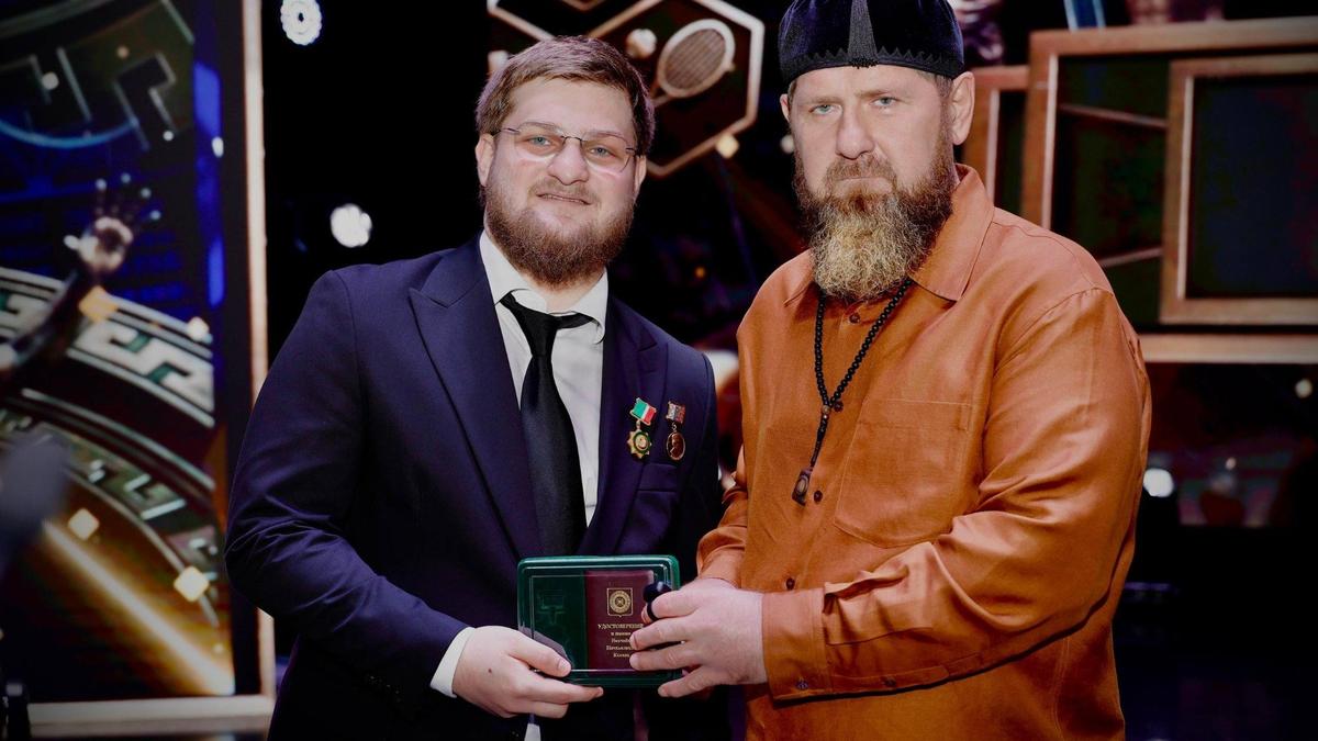 Старший сын Кадырова, 20-летний Ахмат, ко дню физкультурника стал героем Чечни. Младший, Адам Кадыров, стал героем Чечни месяц назад