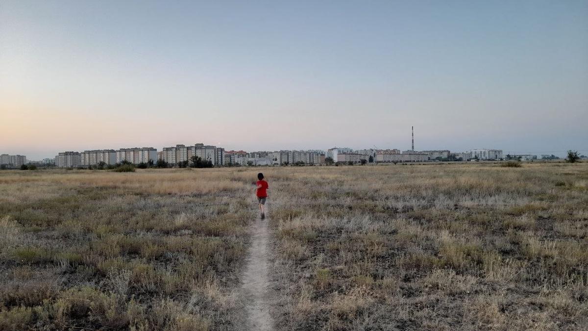 За городом. Справа видна знаменитая 300-метровая труба ТЭЦ-2. Фото: Николай Щебаков