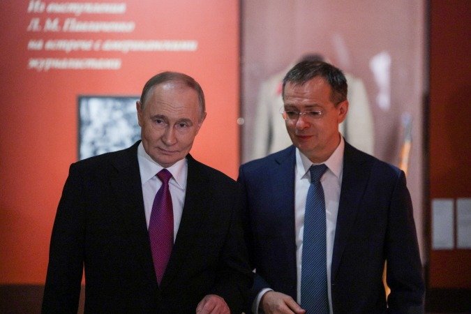 Владимир Путин и помощник президента России, первый секретарь Союза писателей России Владимир Мединский. Фото: Гавриил Григоров / ТАСС