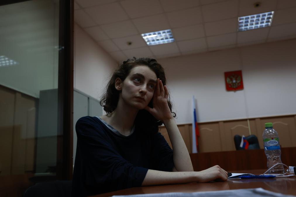 Алла Гутникова в суде. Фото: Арден Аркман / «Новая газета»