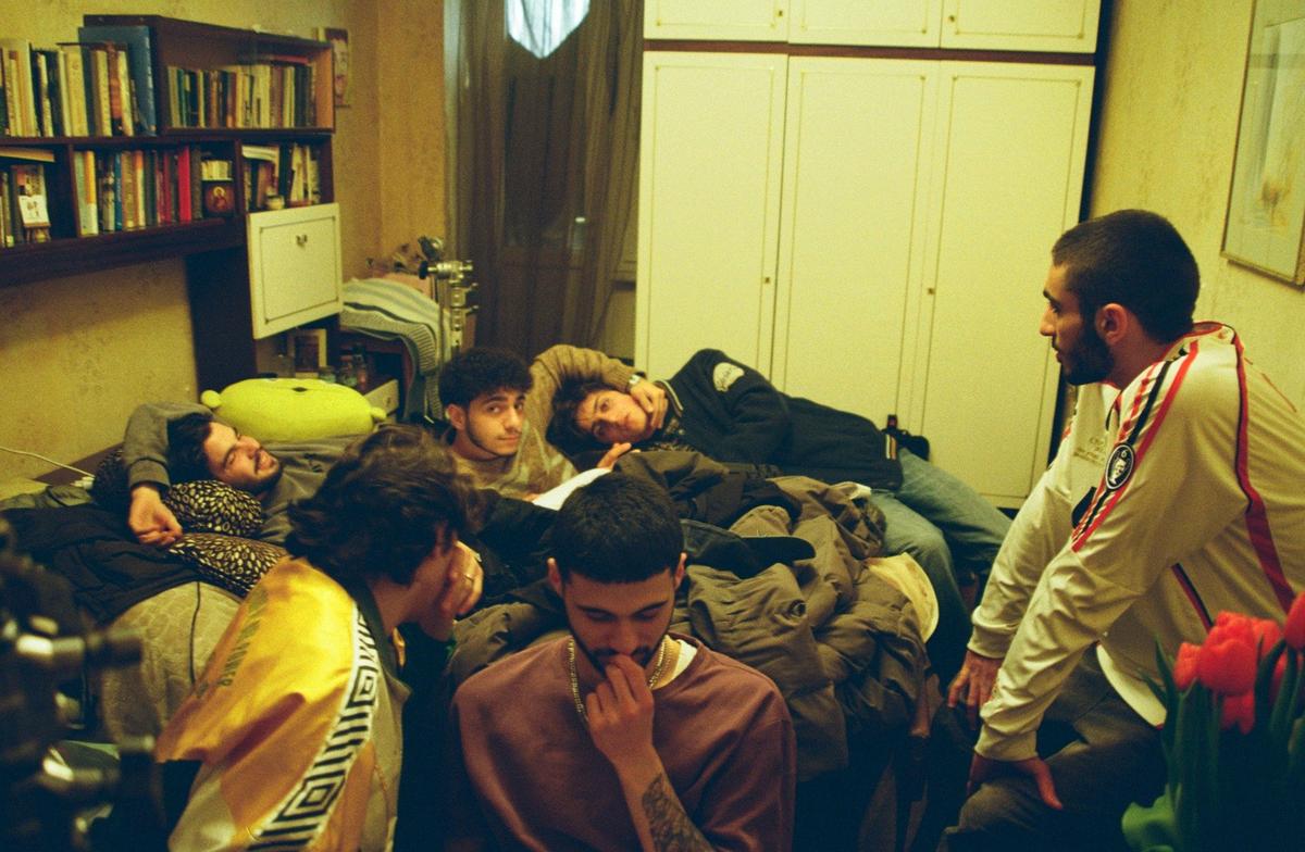 Менуа со своими актерами на съемке дипломной работы. Фото: предоставлено студентами школы