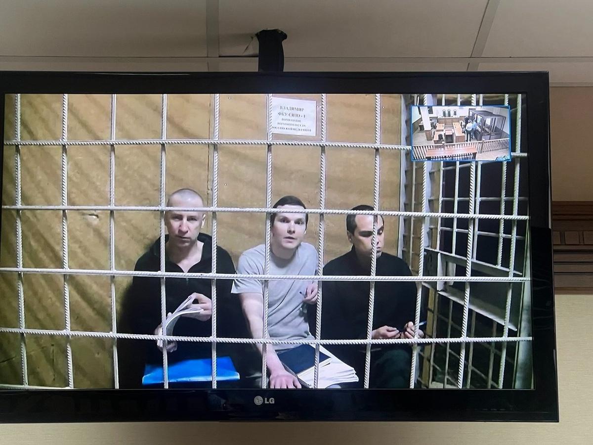 Адвокаты Алексея Навального Игорь Сергунин, Алексей Липцер и Вадим Кобзев на заседании по видеосвязи. Фото: Зоя Светова / «Новая газета»