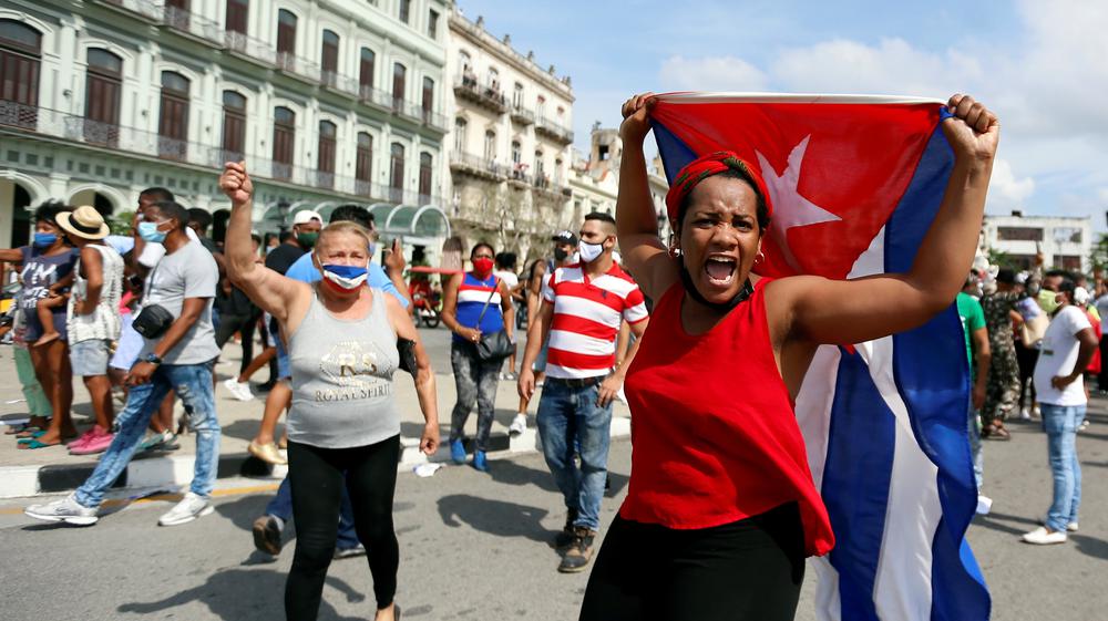 Тысячи кубинцев вышли на протесты против правительства