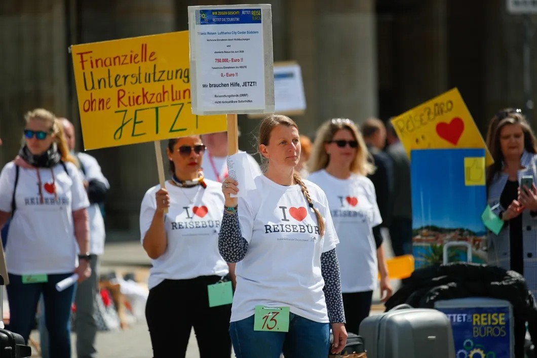 Работники индустрии туризма вышли на демонстрацию, требуя материальной поддержки от государства. Берлин, 13 мая 2020 года. Фото: Reuters