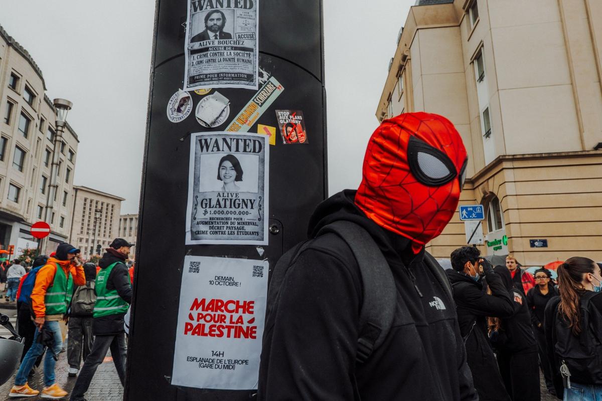 Протестующий в маске Человека Паука. Фото: Zuma\TASS