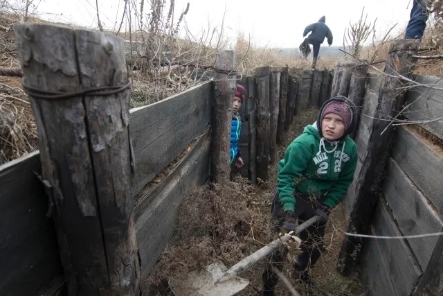 Воспитанники «Республики Пилигрим» очищают траншеи от сухой травы. Фото: Sergey Vaganov / AP / TASS