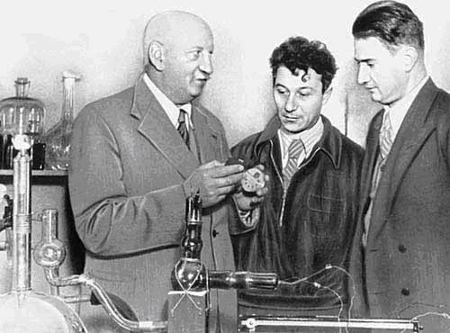 Иоффе, Алиханов, Курчатов (слева направо). Начало 30-х годов. Фото: Википедия