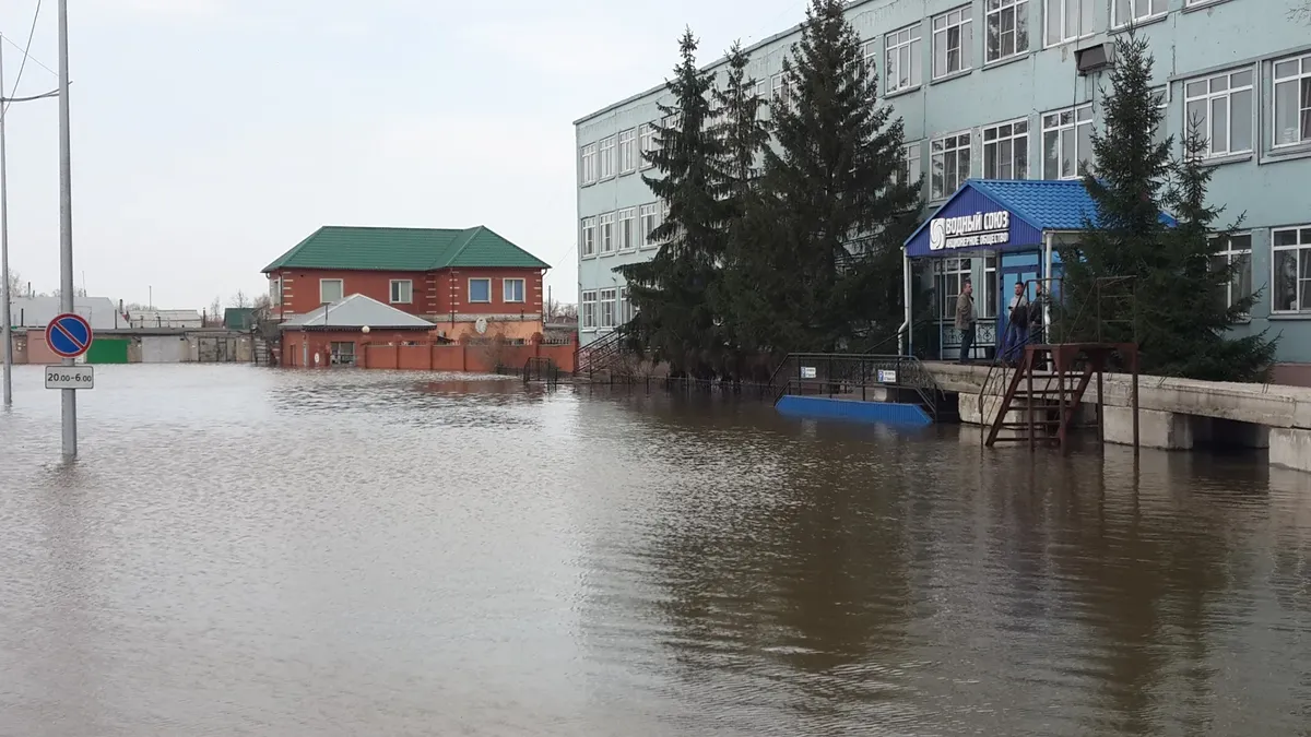 Прогулка по серой зоне. Наводнение в Кургане идет на убыль, город готовится  к пожарам. Репортаж с правого берега Тобола, из-за полицейского оцепления —  Новая газета