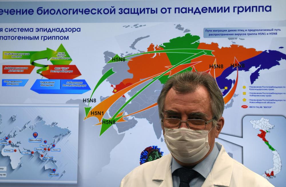 Заведующий отделом зоонозных инфекций и гриппа Александр Рыжиков на предприятии «Вектор» в Новосибирске. Фото: РИА Новости