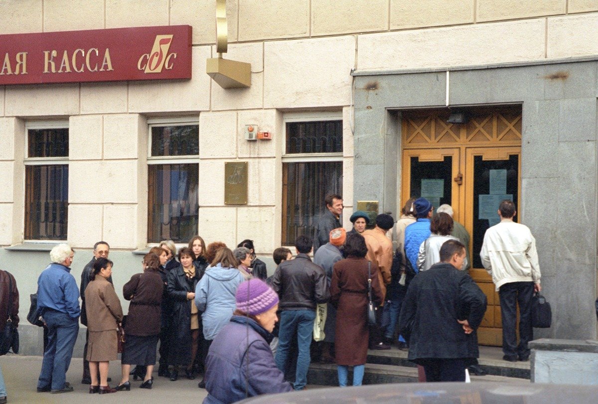 25 августа 1998 года. Москва. Клиенты банка СБС-АГРО стоят в очереди в надежде получить свои вклады. Фото: ITAR-TASS