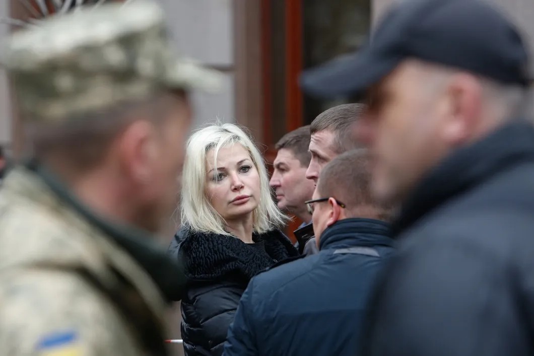 Мария Максакова на месте убийства Дениса Вороненкова. Фото: ТАСС