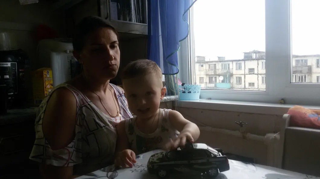 Таня с сыном Левой. Фото: Елена Рачева / «Новая газета»
