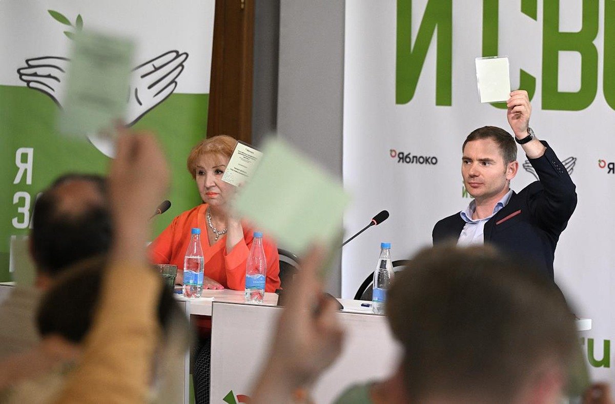 Конференция партии «Яблоко», посвященная выдвижению кандидатов от партии по округам на выборах в Московскую городскую дум. Заместитель председателя московского отделения партии «Яблоко» Максим Круглов (справа) во время конференции, июнь 2024 года. Фото: Евгений Разумный / Коммерсантъ