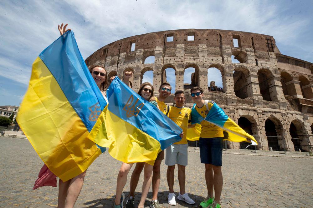 Украинские болельщики позируют возле Колизея перед матчем между сборными Украины и Англии, 3 июля. Фото: ЕРА