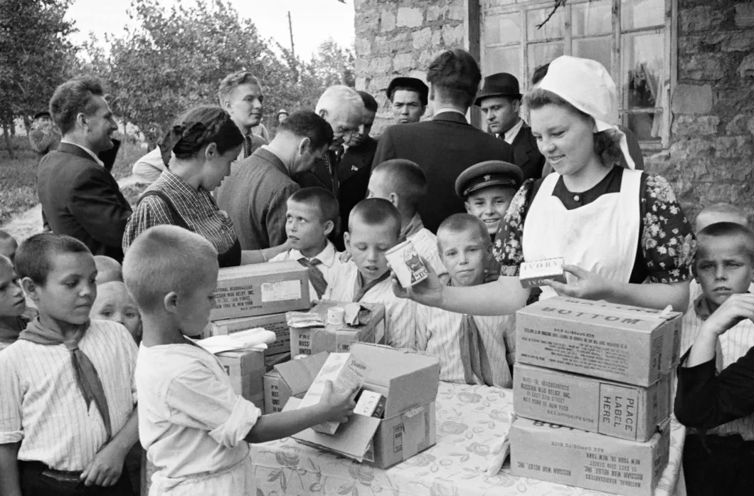 Раздача продуктовых наборов по ленд-лизу в Москве. 1945 год. Фото: РИА Новости