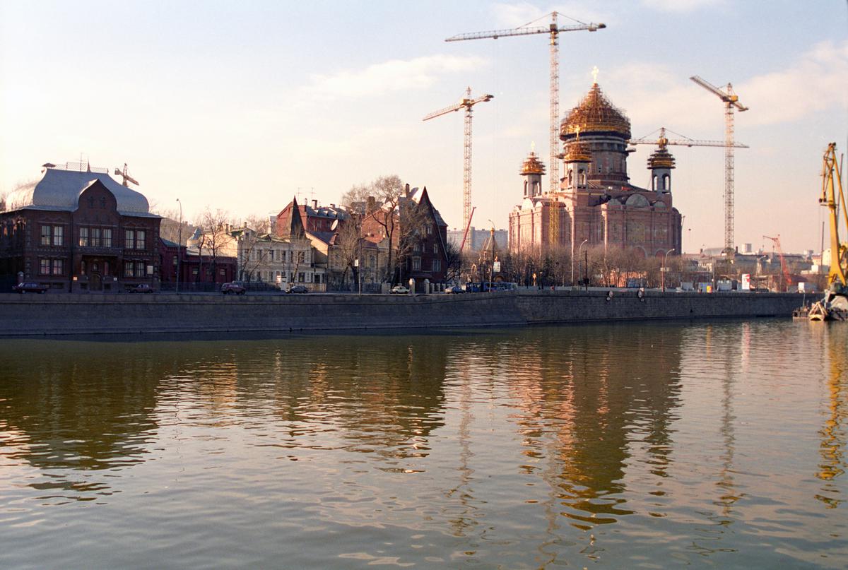 1996 год. Воссоздание храма. Фото: Валерий Шустов / РИА Новости