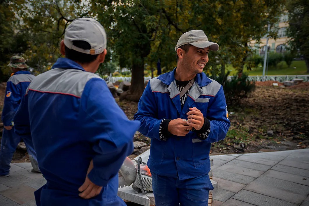 Садриддин общается со своим приятелем Нуриком, вторым узбеком в грузинской бригаде. Фото: Виталий Кавтарадзе / специально для «Новой»