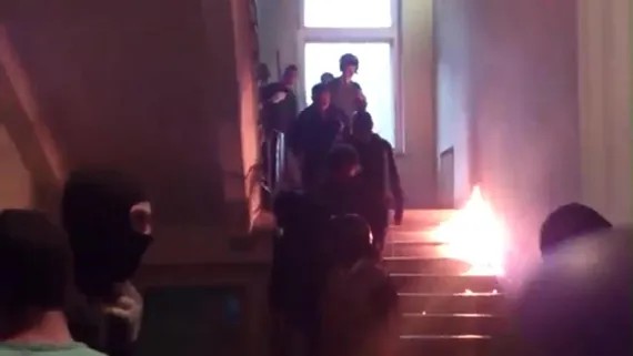 Сторонники Майдана врываются в Дом профсоюза