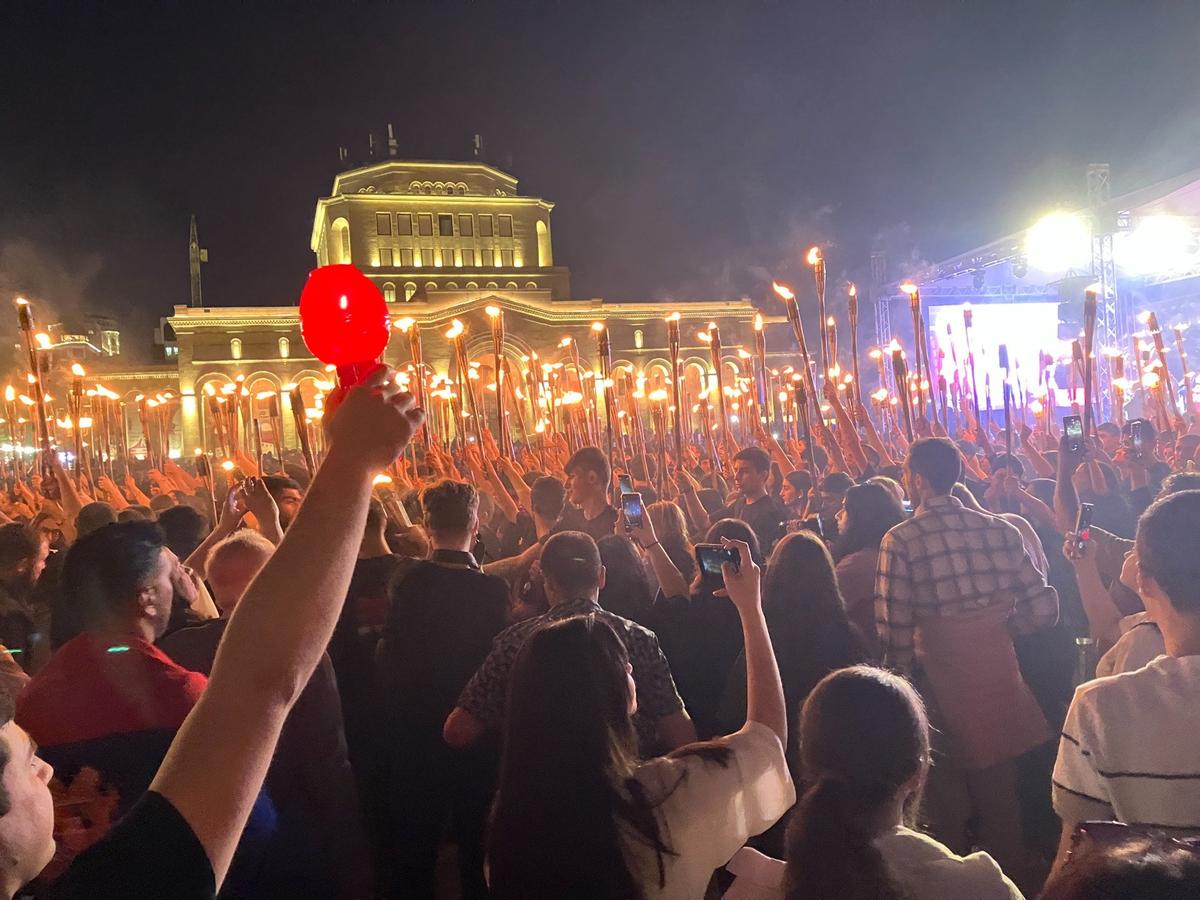 В последние три года на традиционном факельном шествии в память о жертвах Геноцида 1915 года можно было увидеть много эмигрантов. Фото: Оксана Мисирова / «Новая газета»