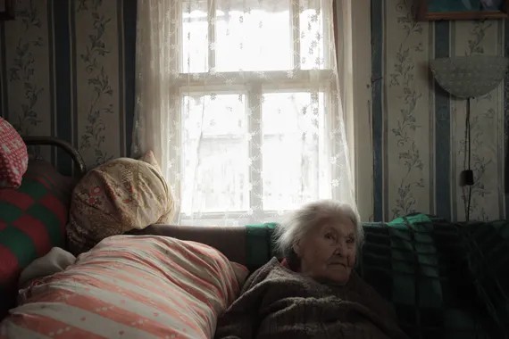 87-летняя Зинаида Александровна, ее сын и его жена - последние жители соседнего с Должицами Старого села: «Кто, я красивая? А то ж! Ты только кому не скажи, смеяться будут!»