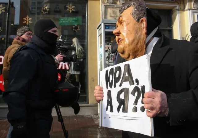 Активист с плакатом, адресованным генпрокурору Луценко. Фото: EPA