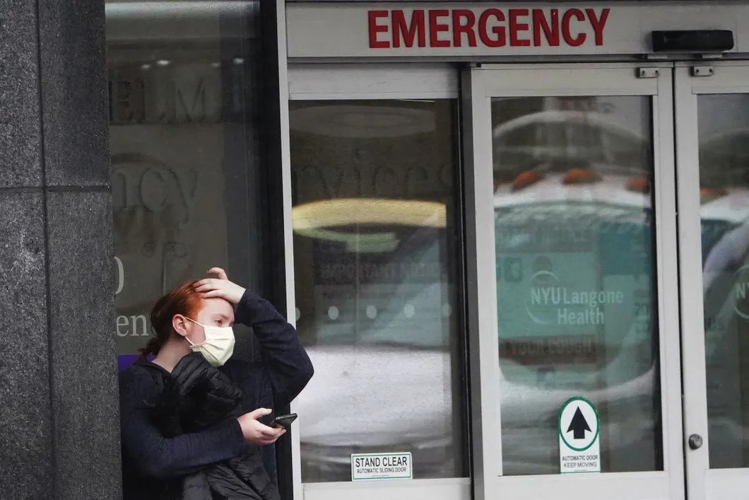 Посетитель у входа в нью-йорский госпиталь. Фото: Reuters