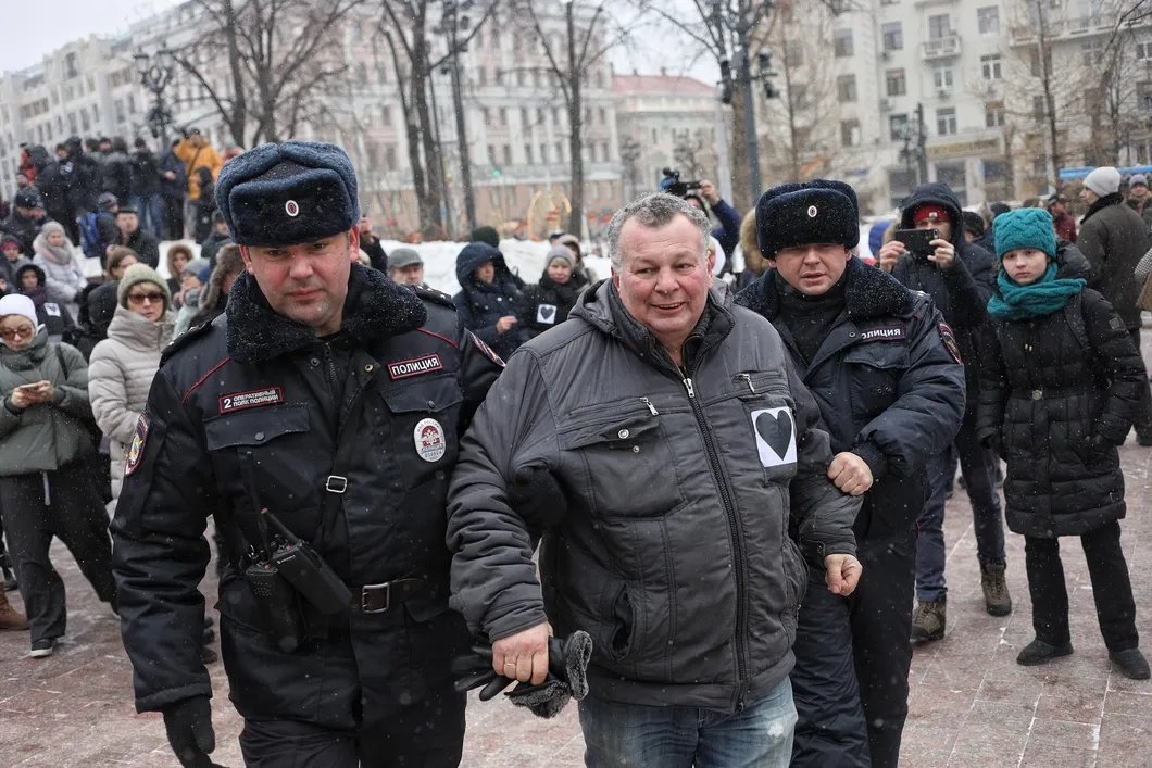 Задержание активиста в Москве. Фото: Влад Докшин / «Новая газета»