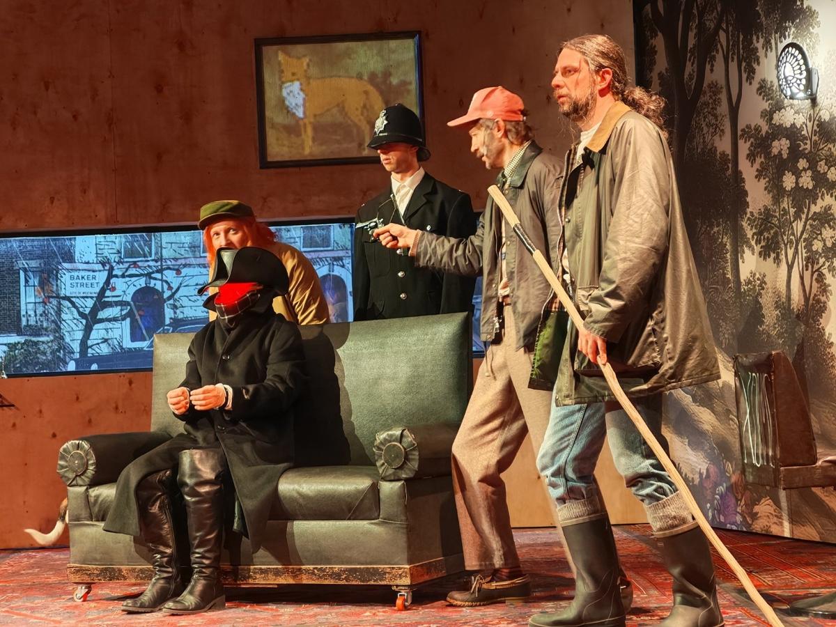 Сцена из спектакля «Шерлок». Фото: Софья Полунина