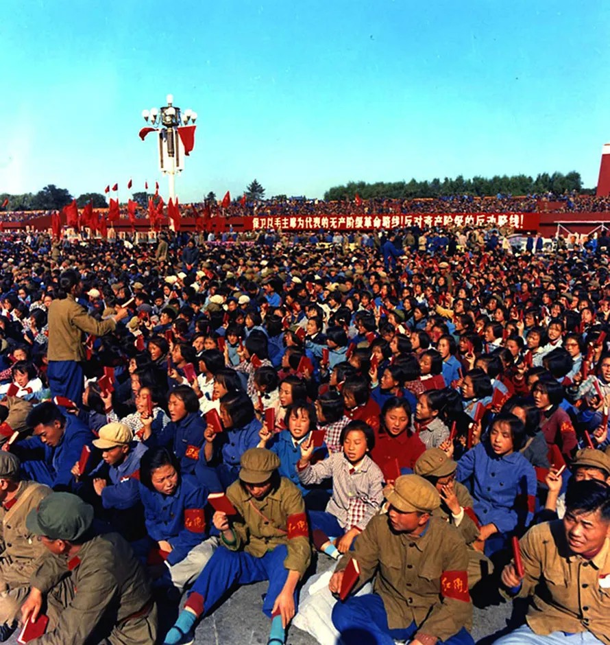 Хунвейбины на площади Тяньаньмэнь, 1966 год. Фото: Public Domain