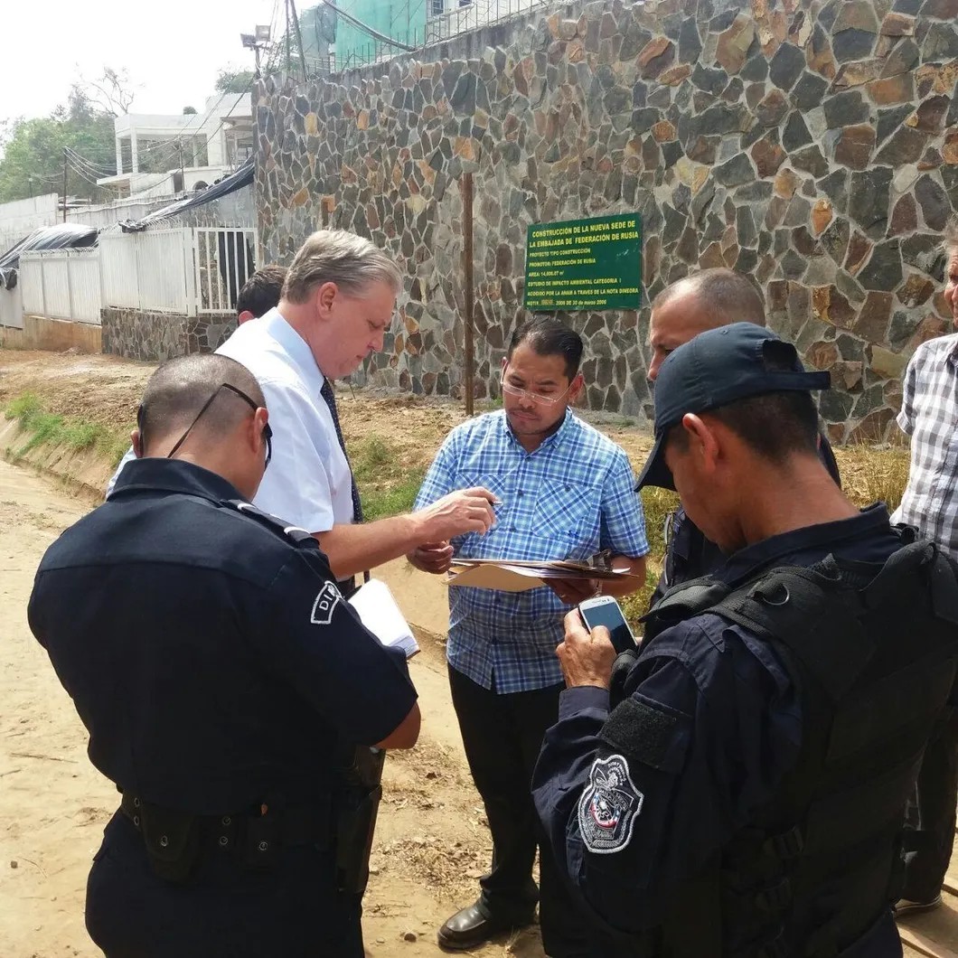 Панамская полиция проверяет документы у представителей фирмы-застройщика