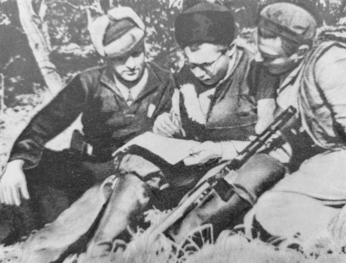 Делают газету «За Советский Крым». Источник: книга «Партизанский лес», издательство «Таврия», 1975 год