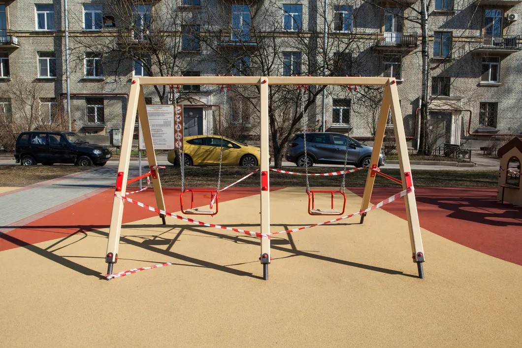 Закрытая детская площадка в одном из петербургских дворов. Фото: Елена Лукьянова / «Новая в Петербурге»