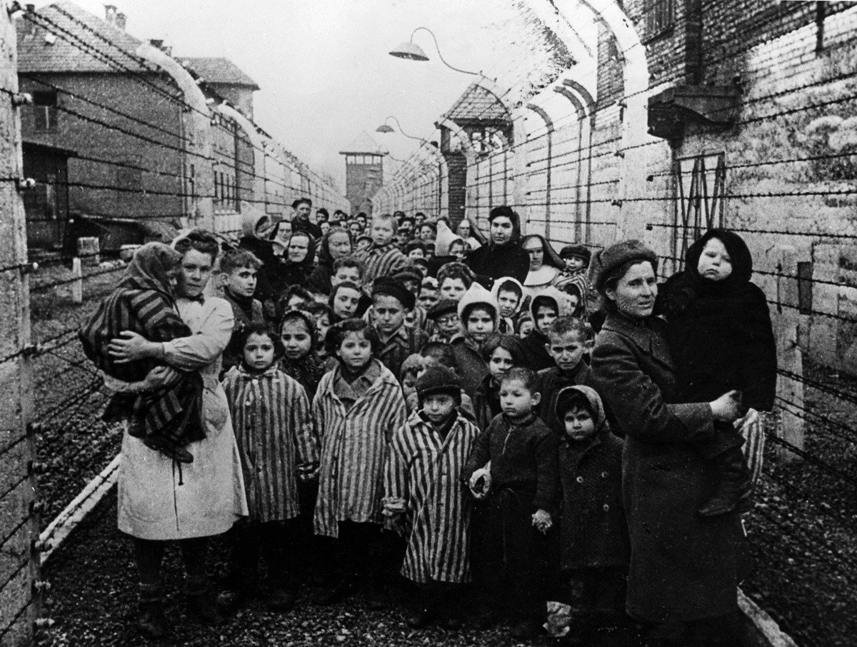 Советские врачи и представители Красного Креста с детьми-заключенными лагеря Освенцим. Фото: imago stock&people