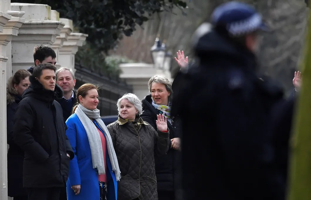 Сотрудники посольства в Лондоне провожают российских дипломатов и их семьи. Фото: Toby Melville / REUTERS