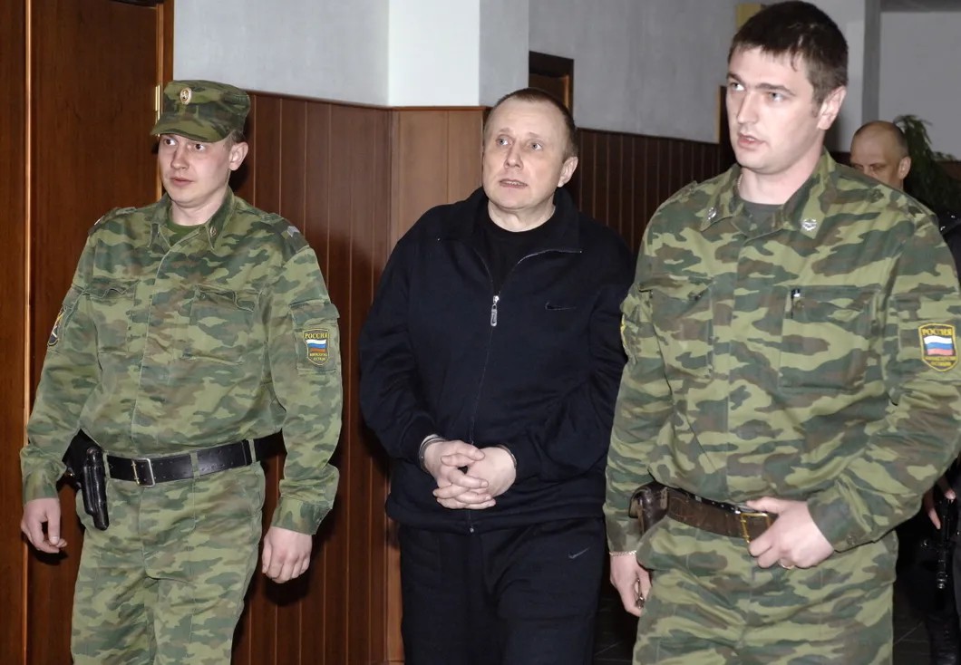 Конвой ведет Алексея Пичугина в зал суда. Фото: Юрий Машков / ТАСС