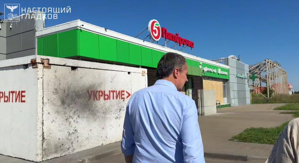 Вячеслав Гладков осматривает парковку, на которую упал беспилотник. Кадр из видео пресс-службы губернатора