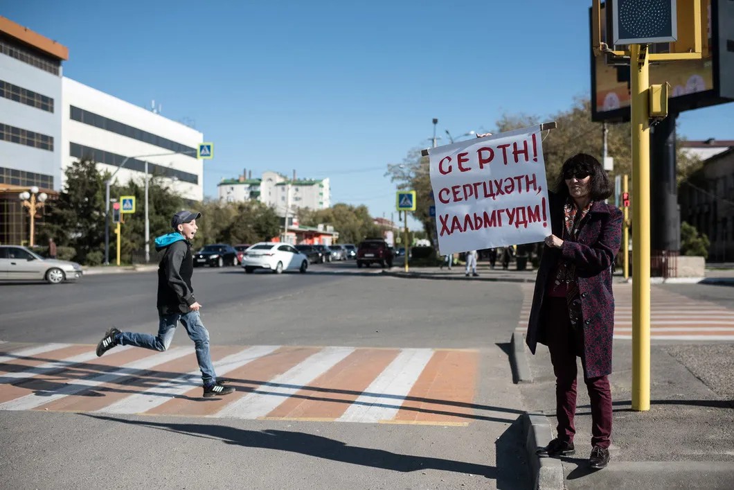Одиночный пикет около правительства Калмыкии. Надпись на плакате: «Калмыки, просыпайтесь!» Фото: Алина Десятниченко, специально для «Новой»