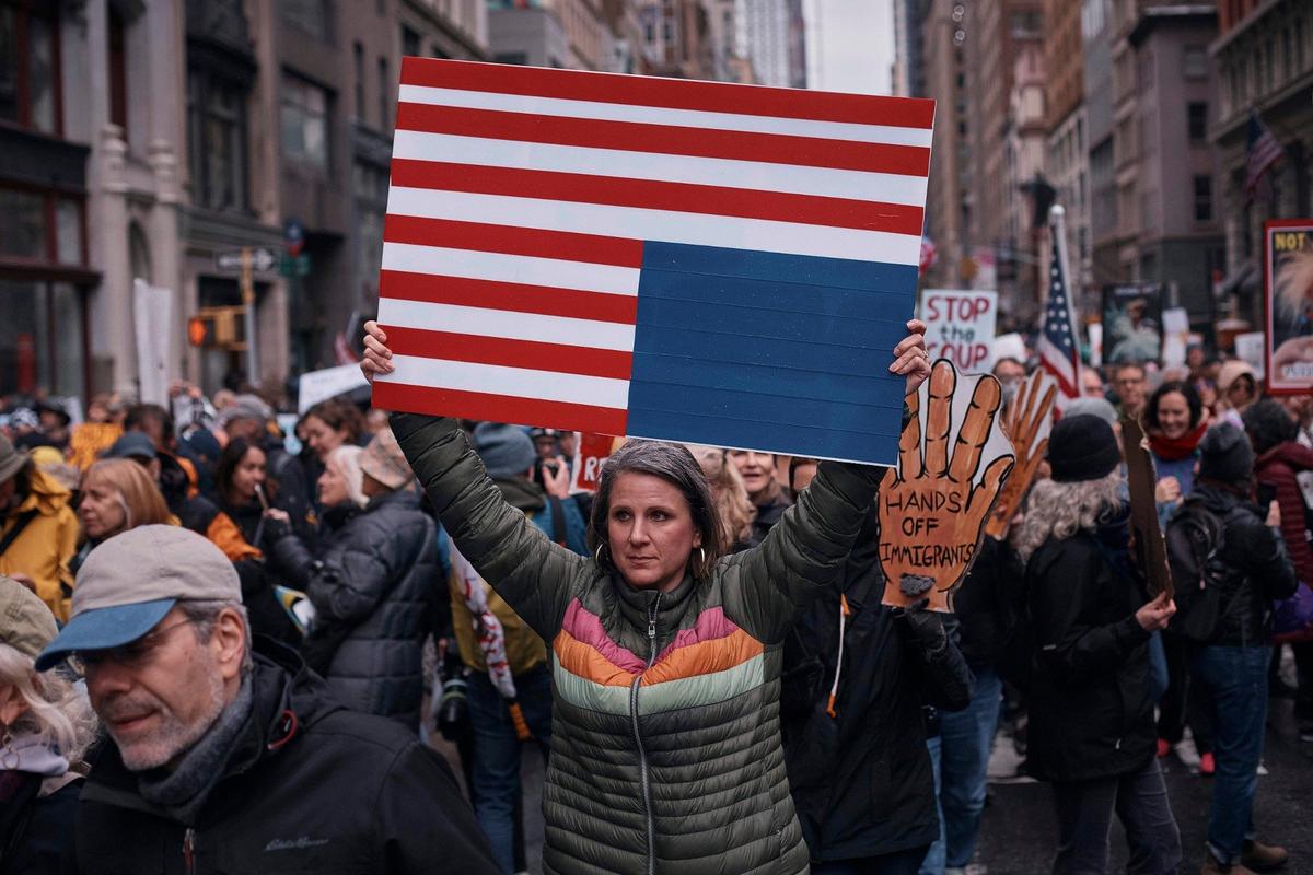 Акция против политики президента США Дональда Трампа Hands Off! («Руки прочь!») в Нью-Йорке. Фото: AP / TASS