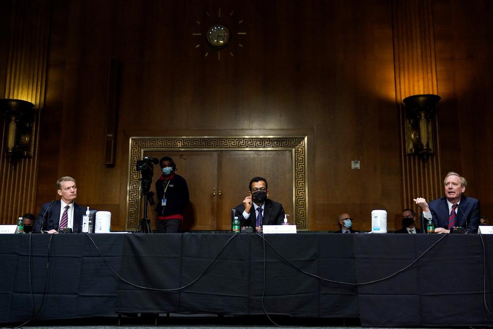 Исполнительный директор FireEye Кевин Мандиа, директор SolarWinds Судхакар Рамакришна и директор Microsoft Брэд Смит на сенатских слушаниях комитета по разведке, 23 февраля, Вашингтон. Фото: Reuters