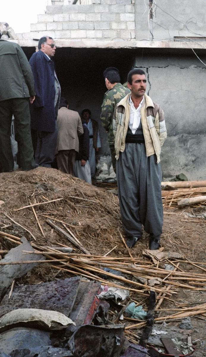 Курд стоит около своего дома, разрушенного попаданием иранского снаряда. Фото: РИА Новости