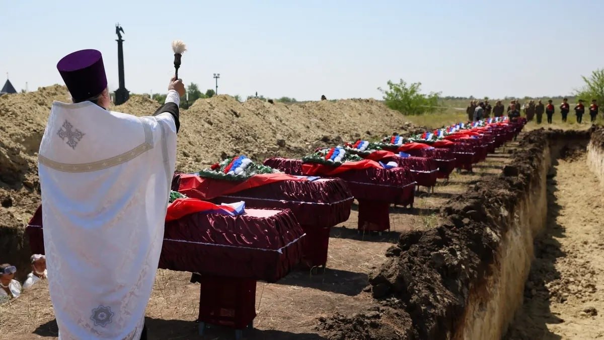 Церемония захоронения останков неопознанных участников СВО в Луганске. Фото: Александр Река / ТАСС