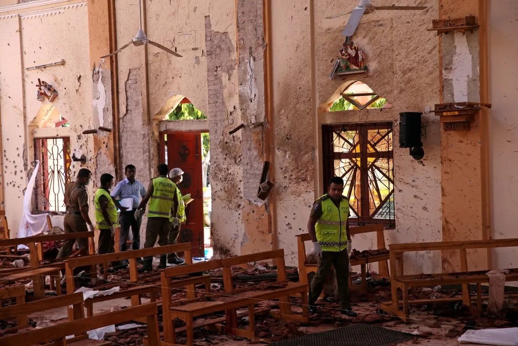 Следователи осматривают зал собора Сан-Себастьян в Негомбо. Фото: Reuters