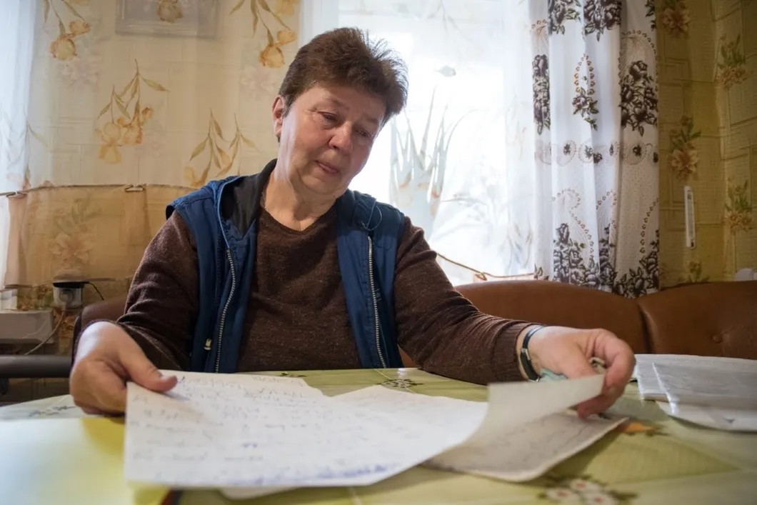 Мать Сергея Людмила Борисова с предсмертными записками сына. Фото: «Еврорадио»