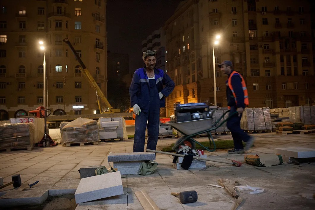 Последнюю неделю перед Днем города многие мастера работают почти круглосуточно. Фото: Анна Артемьева / «Новая газета»